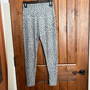 Womens size S Beyond Yoga active wear leggings grey leopard/cheetah print